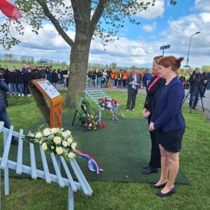 Leggen bloemstuk door gezamenlijke Oranjeverenigingen