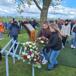 Leggen bloemstuk gezamenlijke scholen