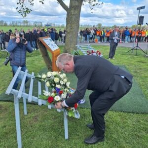 Leggen bloemstuk namens de werkgroep